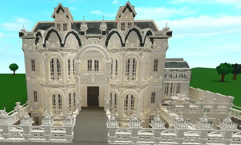 Bloxburg Fancy Mansion Exterior, Blox Burg Mansion Layout, Bloxburg Elegant Mansion Exterior, Roblox Victorian House, Castle Ideas Bloxburg, Old Money Mansion Bloxburg, Blocksburg Castle, Bloxburg Grand Staircase, Bloxburg Old Mansion