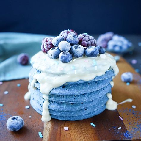 BLUE PANCAKES!!😍 Guys look at this amazing colour!! I recently won some superfood powders from @rawnice in a giveaway from… Blue Pancakes Aesthetic, Aesthetic Blue Food, Blue Food Photography, Blue Deserts, Blue Pancakes, Blue Pancake, Blue Breakfast, Blue Spirulina, Blue Desserts