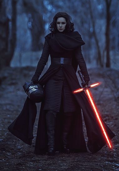 Female Kylo Ren Costume, Female Kylo Ren, Ravenna Snow White, Kylo Ren Cosplay, Kylo Ren Costumes, Sith Cosplay, Female Sith, Dark Side Star Wars, Star Wars Outfits