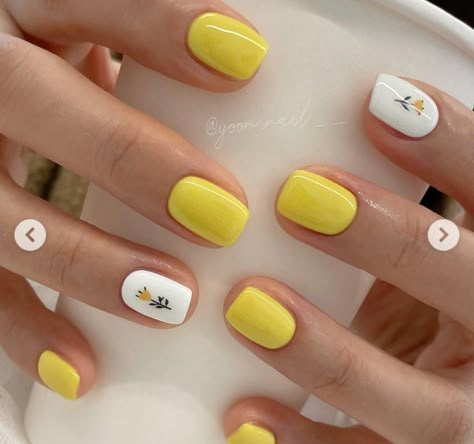 Short Gel Mani, Yellow Gel Nails, Spring Gel Nails Ideas, Yellow Nails Design, Lavender Nails, Gel Mani, Flower Nail Designs, New Year's Nails, Yellow Nails