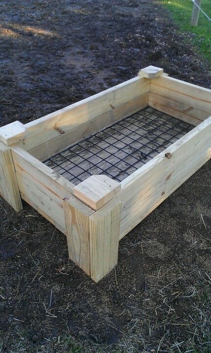 DIY slow feeder for horses, made with treated 2x6s and a metal grate Diy Hay Feeder For Horses, Diy Horse Tack, Horse Slow Feeder, Hay Feeder For Horses, Horse Feeder, Horse Nutrition, Barn Hacks, Paddock Paradise, Horse Shelter