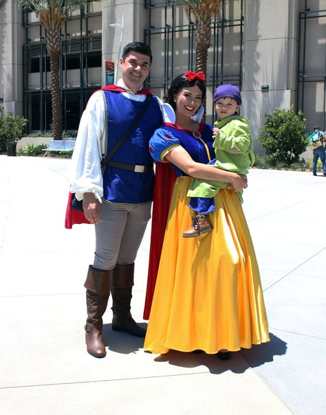 Snow White Prince Costume, Snow White Family Costume, Prince Charming Halloween Costume, Disney Costume Ideas, Geeky Halloween Costumes, Family Costumes Diy, Prince Charming Costume, Snow White Halloween Costume, Snow White Prince