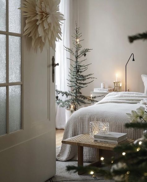 Art Deco Bedrooms, Christmas Decor Inspiration, Christmas Interiors, Cosy Home, Christmas Feeling, Minimalist Christmas, Decoration Christmas, Christmas Deco, Cozy Christmas