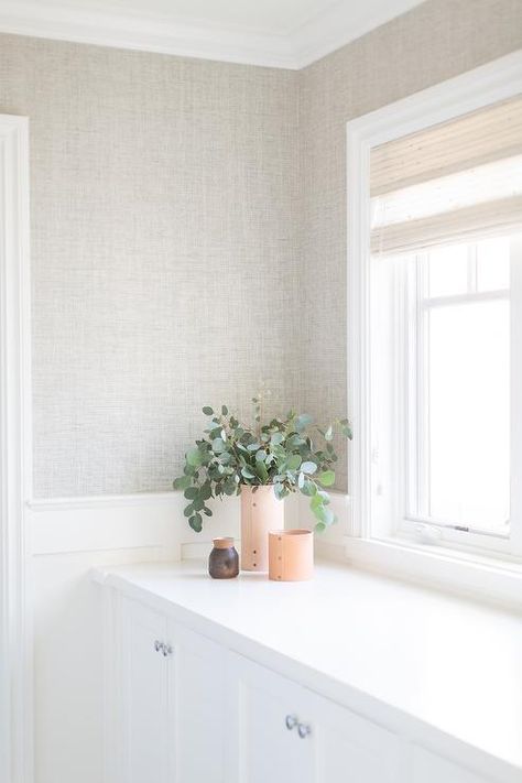 Powder Room Neutral Wallpaper, Wallpaper White Bathroom, Textured Wallpaper Bathroom Ideas, Linen Wallpaper Bathroom, Grey And White Bathroom Wallpaper, Textured Wallpaper Half Bath, Bathroom Neutral Wallpaper, Transitional Bathroom Wallpaper, Neutral Wallpaper For Bathroom