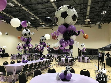 Balloon Volleyball For Seniors, Sports Balloon Centerpieces, Balloon Table Top Center Piece, Football Balloon Centerpieces, Volleyball Centerpieces Ideas, Table Top Balloon Centerpieces, Traditional Table Decor, Sports Banquet Centerpieces, Football Banquet Centerpieces