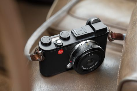 Leica CL camera reviews | Leica Rumors Leica Digital Camera, Street Photography Camera, Leica Q, Street Photography Tips, Photographer Tips, Digital Photography Backdrops, Camera Watch, Photography Cameras, Best Digital Camera