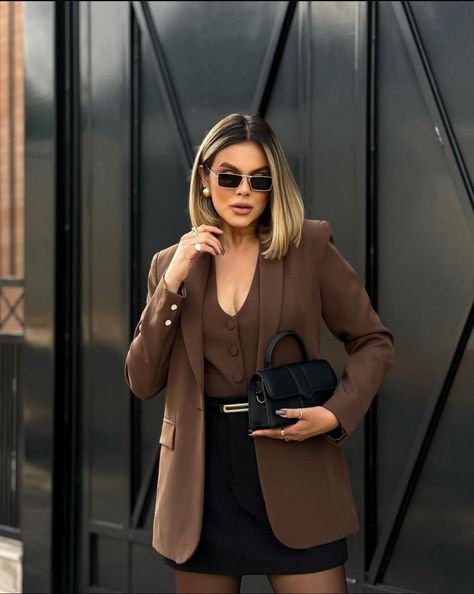 Dark Brown Blazer Outfit, Brown Blazer Outfit, Activewear Photoshoot, Wardrobe Aesthetic, Office Uniform, Beige Blazer, Outfit Mujer, Black Outfits, Business Portrait