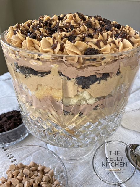 Peanut Butter Trifle, Trifle Bowl Desserts, Chocolate Crunchies, Oreo Trifle, Trifle Bowl Recipes, Cake Peanut Butter, Punch Bowl Cake, Trifle Dessert Recipes, Black Color Hairstyles