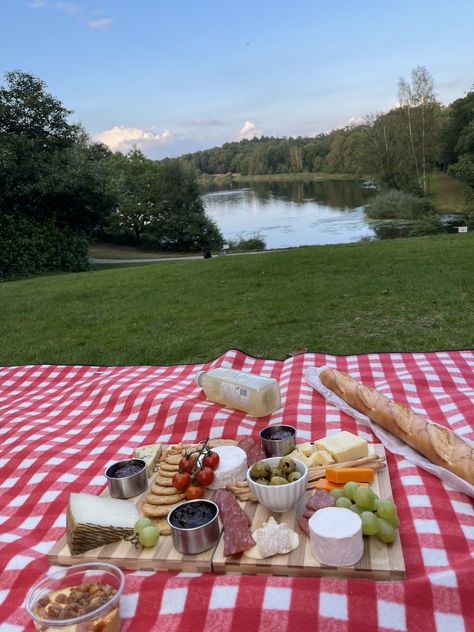 Lake Picnic Date, Mountain Picnic Ideas, Cute Park Date Ideas, Lake Side Picnic, Park Dates Aesthetic, Aesthetic House Backyard, Piknik Ideas Romantic, Picnic Dates Aesthetic, Romantic Outdoor Date Ideas