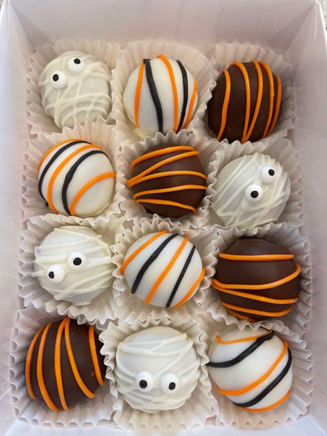 Halloween truffles Halloween Themes Desserts, Halloween Chocolate Truffles, Halloween Theme Sweets, Hocus Pocus Oreo Balls, Cakepop Halloween Ideas, Halloween Cake Balls Ideas, Halloween Bakesale Treats, Halloween Bake Sale Ideas Fundraiser, Spooky Oreo Balls