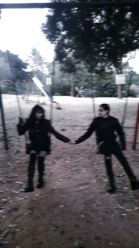 Cute Metalhead Couples, Goth Couples Aesthetic, Emo And Metalhead Couple, Cute Goth Couples, Alt Couple Poses, Goth Bf Aesthetic, Goth And Metalhead Couple, Gang Couple Aesthetic, Goth X Metalhead