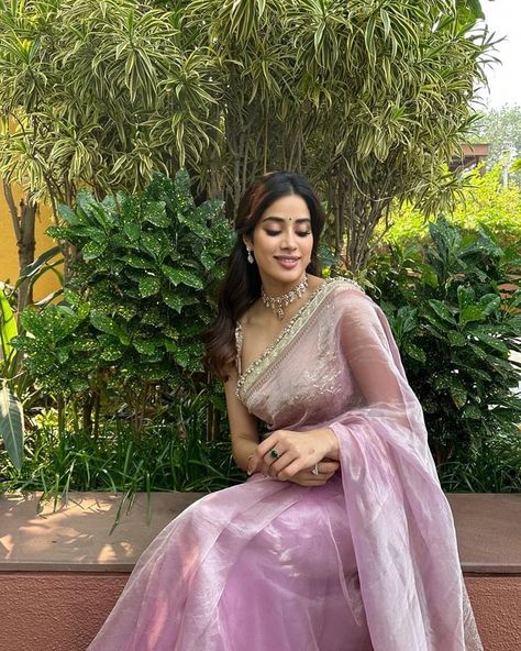 Farewell Sarees, Simple Saree Designs, Janhvi Kapoor, Fancy Sarees Party Wear, Saree Poses, Traditional Indian Dress, Gaun Fashion, Desi Fashion Casual, Simple Sarees