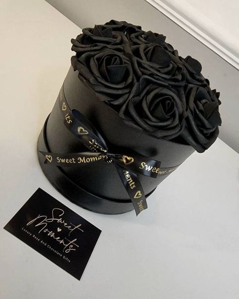 Ramos de flores para las que tienen un corazón gótico | Es la Moda Black Fake Flower Arrangements, Black Birthday Gifts, Black Flowers Bouquet, Dark Bouquet, Flower Decor Ideas, Black Rose Bouquet, Black Bouquet, Black And Red Roses, Black And White Wedding Theme