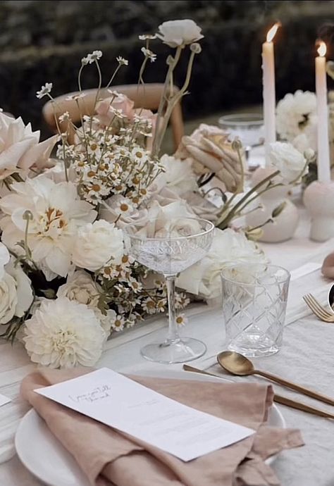 Wedding Tablescapes Round, Champagne Wedding Themes, Romantic Wedding Table, Monochromatic Wedding, Wedding Table Setting, White Wedding Theme, Wedding Table Flowers, Future Wedding Plans, Neutral Wedding