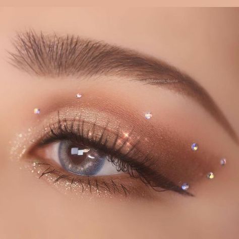 Full pedrería: maquillaje que arrasa en TikTok | Revista KENA México Glittery Bridal Makeup, Simple Rhinestone Makeup, Dama Makeup, Eye Makeup With Rhinestones, Gala Makeup, Beyoncé Concert, Graduation Inspiration, Prom 23, Preppy Makeup