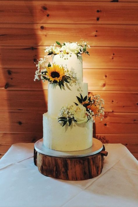 Sunflower wedding cake Chocolate Swiss Meringue Buttercream, Sunflower Wedding Cake, How To Make Wedding Cake, Artist Cake, Sunflowers And Roses, Wedding Cake Roses, White Roses Wedding, The Wedding Cake, White Sunflowers