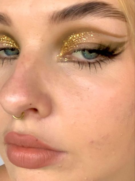 Taylor Swift Fearless Makeup, Hippie Makeup Halloween, Hippy Makeup Halloween, Golden Makeup Look Glam, Fearless Makeup, Hippie Makeup, Disco Makeup, Golden Makeup, Make Up Gold