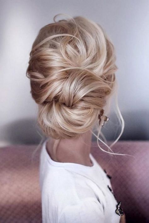 27 simple and stunning wedding hairstyles you'll love - TANIA MARAS | bridal headpieces + wedding veils Bun Wedding Hair, Side Bun Wedding, Bun Wedding, Prom Hair Medium, Loose Updo, Side Bun, Prom Hair Updo, Simple Prom Hair, Hair Flow