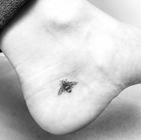 Tattoo Bee, Small Bee Tattoo, Cute Foot Tattoos, Disney Tattoo, Initial Tattoo, Cute Tiny Tattoos, Bee Tattoo, Diy Tattoo, Dainty Tattoos