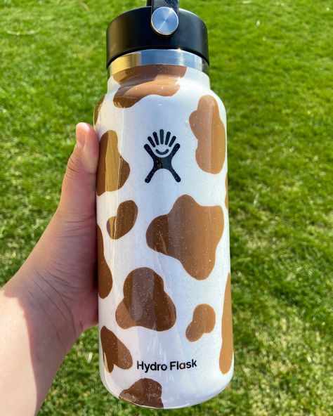 Hydroflask 
Cow 
Cow print 
Cute 
Water bottle Cow Print Water Bottle, Barrel Racing Photos, Cow Home Decor, Flask Art, Old West Decor, Cow Home, Brown Cow Print, Cow Stuff, Cow Craft