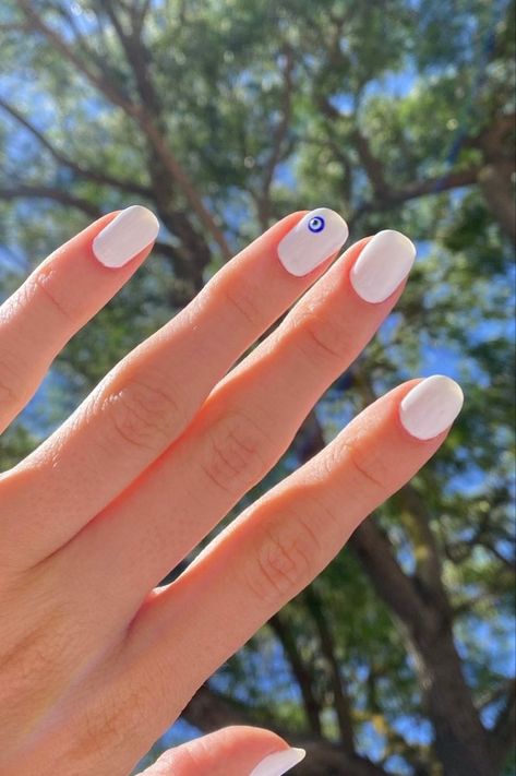 Short Gel Nails Aesthetic, Summer Nails Short White, White Nails With Evil Eye, White Evil Eye Nails, Turkish Nails, Turkish Eye Nails, White Nails Inspo, Evil Eye Nail Art, Shellac Nails Summer