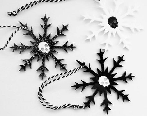 Skull Snowflake, Gothic Christmas Tree, Skull Christmas, Scary Christmas, Gothic Christmas, Tree Ribbon, Creepy Christmas, Tree Themes, Dark Christmas