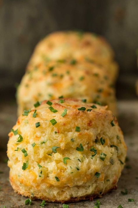 Chive Scones, Chive Biscuits, Garlic Cheddar, Savory Scones, Think Food, Scone Recipe, Bread Recipes Homemade, Biscuit Recipe, Finger Food