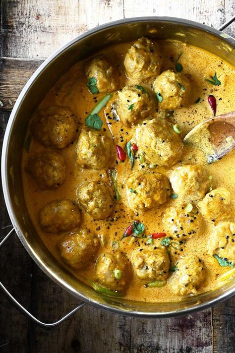 Thai Coconut Curry Chicken Meatballs Coconut Curry Chicken Meatballs, Curry Chicken Meatballs, Serving Dumplings, Thai Coconut Curry Chicken, Thai Chicken Meatballs, Bird Recipes, Thai Coconut Curry, Curry Meatballs, Low Calorie Chicken