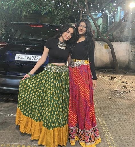 Long Skirt And Top Casual Simple, Garba Night Outfit, Dandiya Night Outfits, Garba Fits, Navratri Outfits Ideas, Navratri Fits, Navratri Poses, Dandiya Night, Navratri Outfits