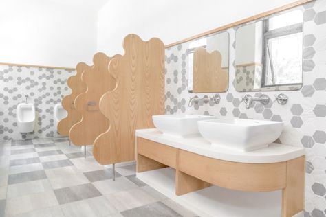 Daycare Bathroom, Montessori Kindergarten, Kindergarten Interior, Preschool Designs, Kids Toilet, Daycare Design, School Bathroom, Childrens Bathroom, Kindergarten Design