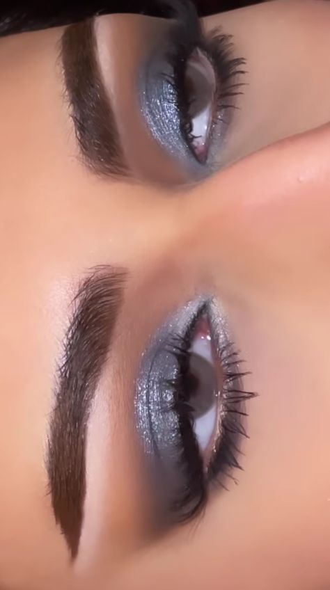 Eyeshadow Looks Without Lashes, Prom Makeup Black Dress, Dark Prom Makeup, Mafia Makeup Look, Silver Makeup Ideas, Grey Makeup Looks, Makeup Ideas Full Face, Dark Glam Makeup, Silver Makeup Looks