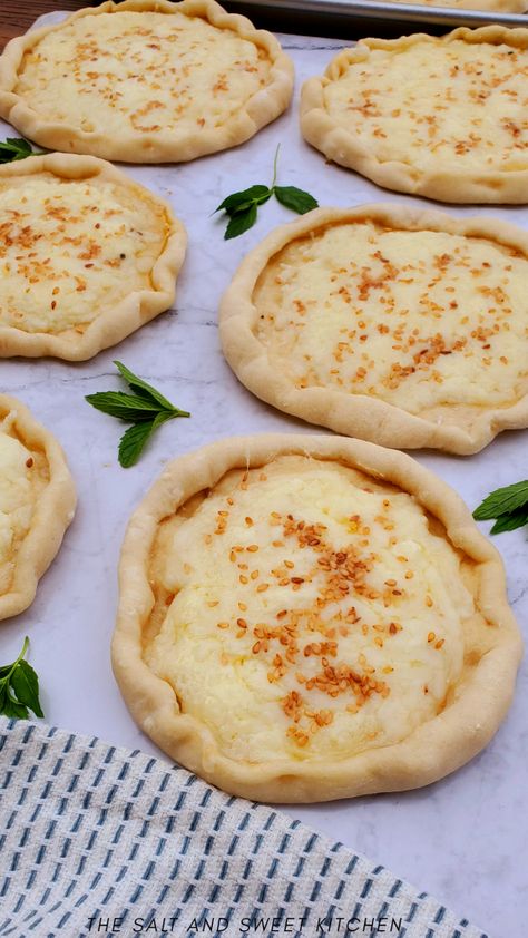 Cheese Manakish Recipe, Manakish Dough Recipe, Cheese Manakish, Arab Recipe, Manakish Recipe, Baked Flatbread, Foreign Cuisine, Savoury Tarts, Middle Eastern Cuisine