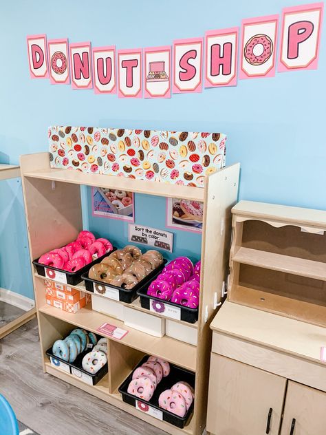 Donut Shop Dramatic Play Center for Preschoolers Childcare Crafts, Innovative Classroom, Office Doctor, Dramatic Play Activities, Dramatic Play Themes, Dramatic Play Center, Role Play Areas, Preschool Rooms, Kindergarten Rocks