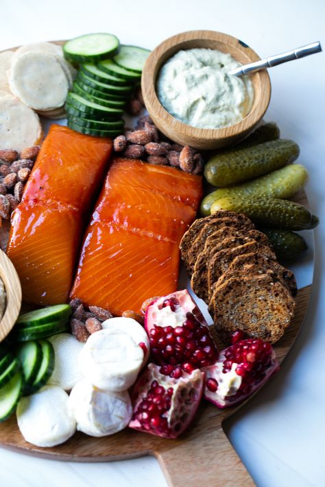 Smoked Salmon Christmas Appetizers, Cold Seafood Platter Ideas, Smoked Salmon Platter Presentation, Smoked Salmon Charcuterie Board, Seafood Charcuterie Board Ideas, Smoked Salmon Charcuterie, Salmon Charcuterie Board, Smoked Salmon Board, Salmon Charcuterie