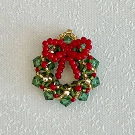 Beaded Christmas Wreath, Christmas Beads Craft, Beaded Ornaments Diy, Christmas Jewelry Diy, Beaded Christmas Decorations, Wreath Ornament, Holiday Beading, Christmas Ornament Pattern, Beaded Christmas Ornaments