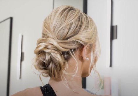 Tutorial Chignon Basso Morbido | con Foto e Video https://www.nuvoledibellezza.com/tutorial-chignon-basso-morbido-con-foto-e-video/ Tutorial Chignon