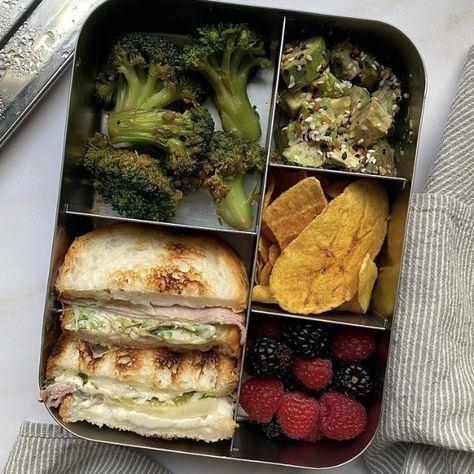 Pack Lunch Aesthetic, Aesthetic Lunch School, School Meal Ideas, Bento Lunchbox Ideas, Lunchbox Ideas For Work, Low Carb School Lunch Ideas, Adult Packed Lunch, Cold Lunch Ideas Healthy, Aesthetic Packed Lunch