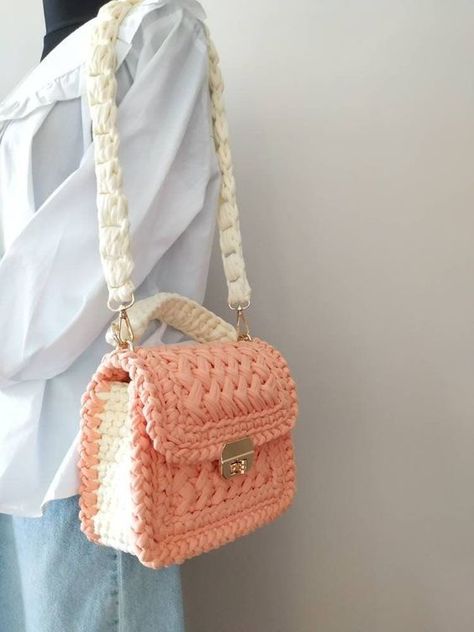 Trendy Crochet Bags small crochet bag aesthetic #small rochetbagaesthetic #crochet #crochetbag #crochetbags 2.753 Crochet Bag Design Handbags, Handbags Patterns, Beads Collection, Free Crochet Bag, Womens Crochet Patterns, Crochet Bag Tutorials, Handmade Crochet Bags, Mode Crochet, Bag Designs