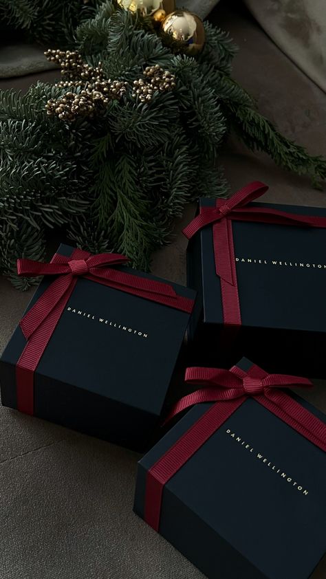 Aesthetic Christmas Wishlist, Christmas Wishlist Aesthetic, Wishlist Aesthetic, Christmas Wishlist Ideas, 100 Aesthetic, Manifest Board, Wishlist Ideas, Wine Boxes, Luxury Christmas Gifts