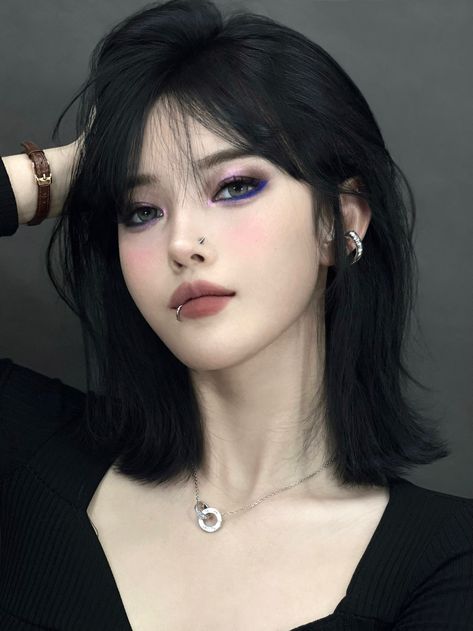 Korean Short Hair, Bun Hairstyles For Long Hair, Short Hair Haircuts, Korean Hairstyle, Girls Makeup, Short Hair Cuts For Women, Ulzzang Girl, Bun Hairstyles, Maquillaje De Ojos