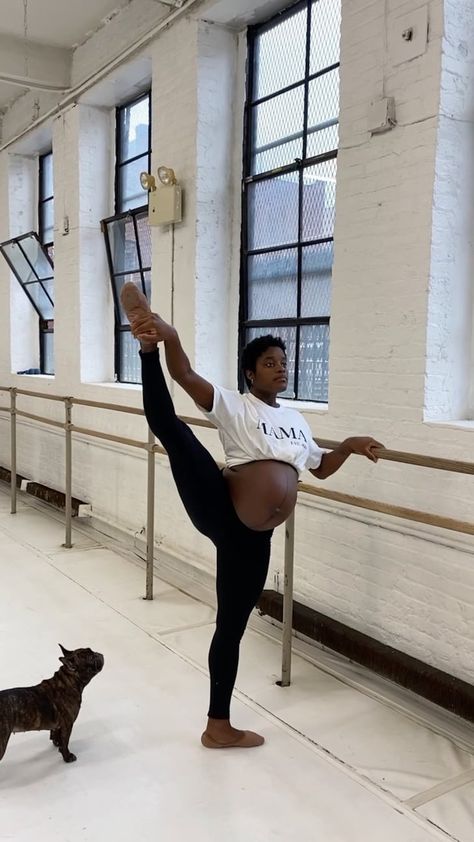 Watch Pregnant Ballerina Ingrid Silva Dance During Pregnancy Pregnant Ballerina, Ballerina Picture, Elegant Black Women, Black Swans, Black Dancers, Pregnancy Goals, Baby Ballerina, Black Ballerina, Mother Art