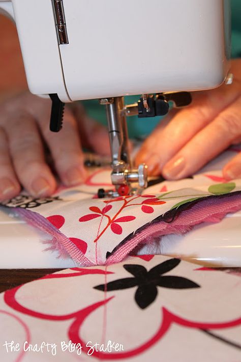 Sew a Minky rag quilt either as a lap quilt or a new baby quilt. This super-soft quilt is great for the beginning quilter. A simple DIY craft tutorial idea. #thecraftyblogstalker #minkyragquilt #minky #ragquilt #quilttutorial Minky Rag Quilt, Rag Quilt Instructions, Rag Blanket, Quilt Tutorial Video, Rag Quilting, Quilt Instructions, Rag Quilt Tutorial, Rag Quilt Patterns, Quilt Tips