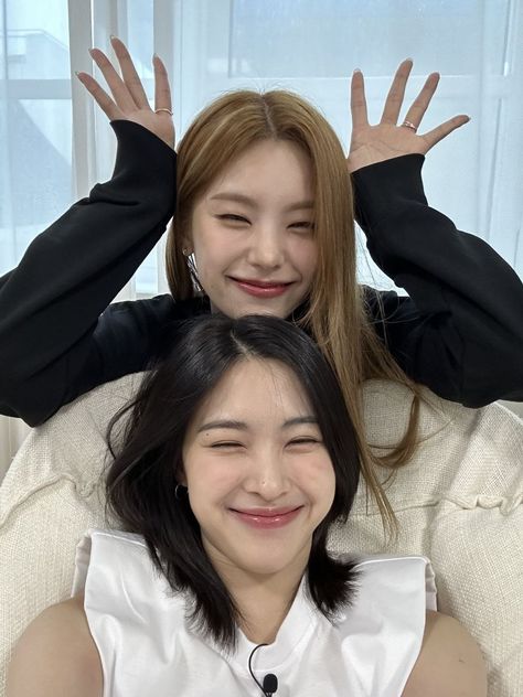 Yeji and Ryunjin itzy Crazy Love, Best Friends Forever, Friends Forever, Kpop Idol, South Korean Girls, Kpop Girls, Girl Group, My Girl, Bubbles