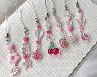 Phone Charms Strap Tutorial, Bead Charms For Phone, How To Make Charms Diy Crafts, Cute Phone Keychain, How To Make A Phone Charm, Phone Charm Tutorial, Beads Keychain Ideas, Crochet Phone Charm, Phone Charm Ideas