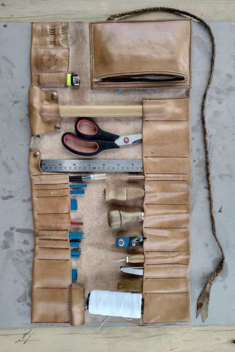 Leather Tool Belt Diy, Diy Leather Tool Roll, Tool Roll Bag, Diy Leather Tools, Leather Tool Bag, Leather Tool Pouches, Bike Diy, Leather Tool Roll, Leather Working Projects