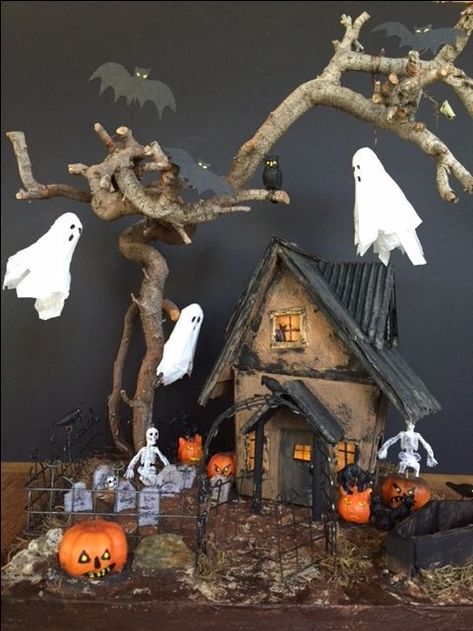 Mini Halloween House Diy, Haunted House Diorama, Mini Halloween Village, Halloween Witch House, Mini Haunted House, Halloween Vegas, Festa Rock Roll, Diy Halloween Village, Halloween Haunted House Diy