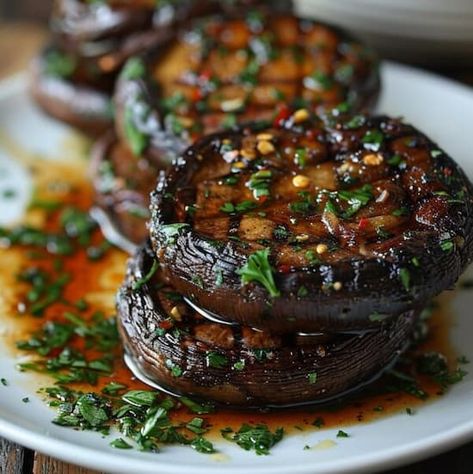 Learn how to make delicious and nutritious grilled portobello mushrooms with this easy and flavorful recipe. Whole Portabella Mushroom Recipes, Portobello Mushroom Burger Recipes, Baby Portobello Mushroom Recipes, Portabella Mushroom Cap Recipes, Mushroom Burgers Portobello, Portabello Mushrooms Recipes, Bbq Mushrooms Recipes, Portabella Mushroom Recipes, Pickled Mushrooms Recipe