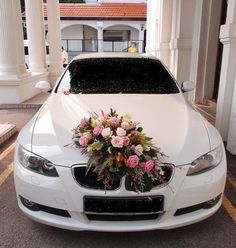 Wedding Car Deco, Rustic Flower Arrangements, Bridal Car, Wedding Car Decorations, Pink And White Weddings, Car Deco, Car Bmw, White Wedding Flowers, Wedding Organization