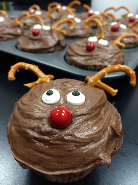 Rudolph the red nosed reindeer cupcakes Easy Holiday Desserts Christmas, Cupcakes Christmas, Reindeer Cupcakes, Holiday Desserts Christmas, Fun Cupcake Recipes, Recipes Holiday, Desserts Christmas, Christmas Easy, Rudolph Christmas