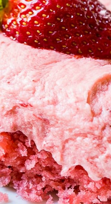 Strawberry Sheet Cake Strawberry Sheet Cake, Strawberry Sheet Cakes, Strawberry Buttercream Frosting, Cake With Strawberries, Cake Mug, Strawberry Cake Recipes, Strawberry Buttercream, Brownie Desserts, Sheet Cake Recipes